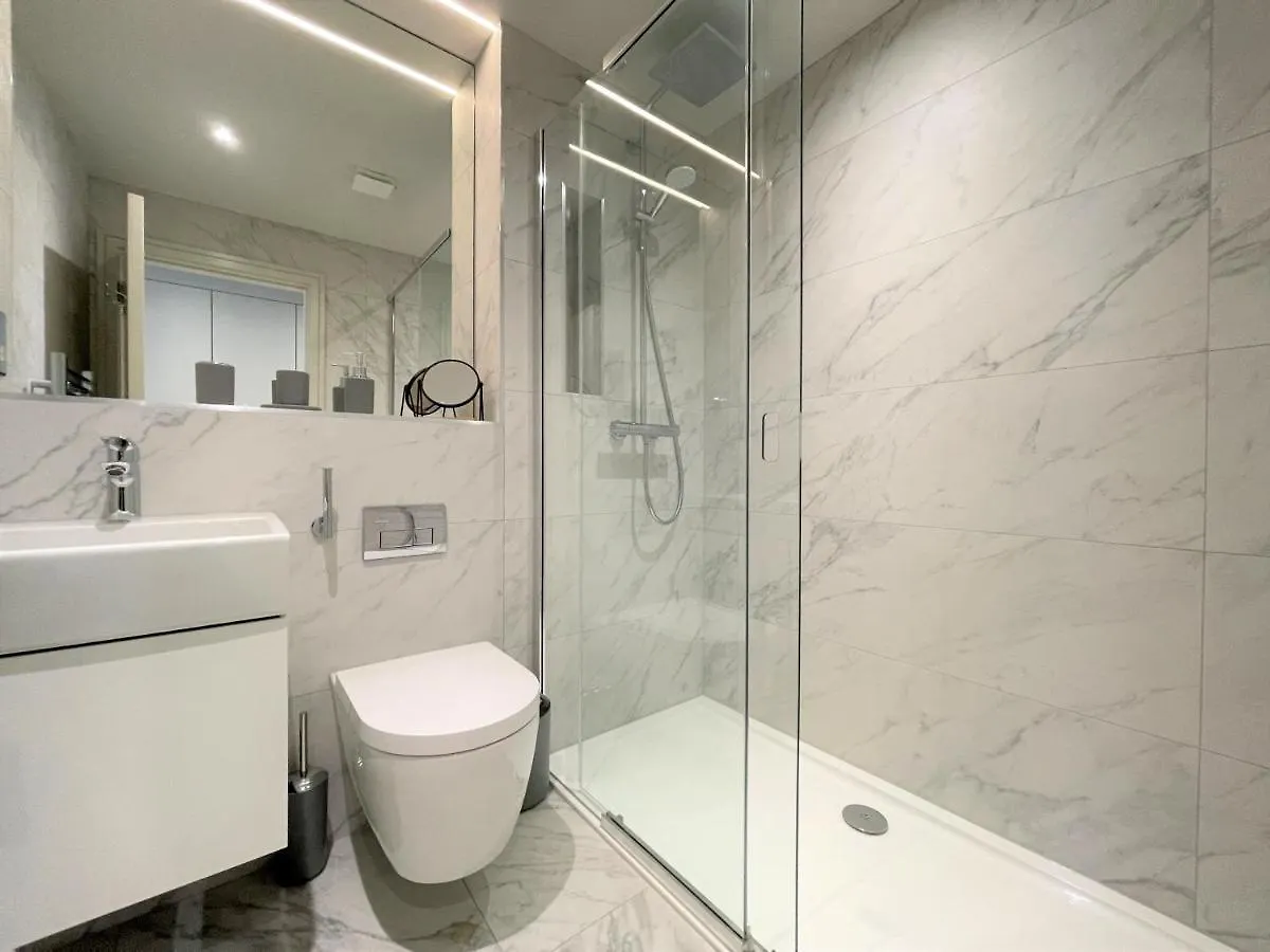 Spectacular 2 Bedroom Apartment In Great Location Sheffield 0*,